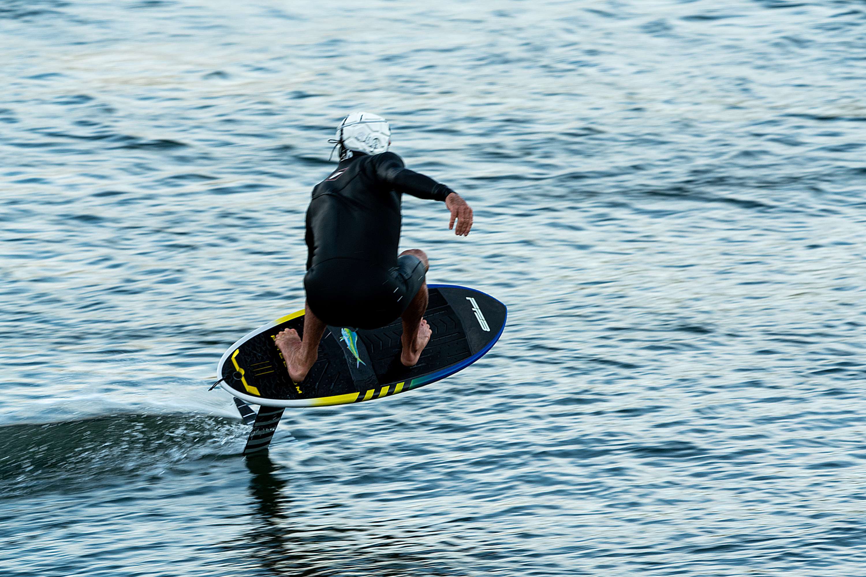 How to turn & carve better on the wave face with your foil